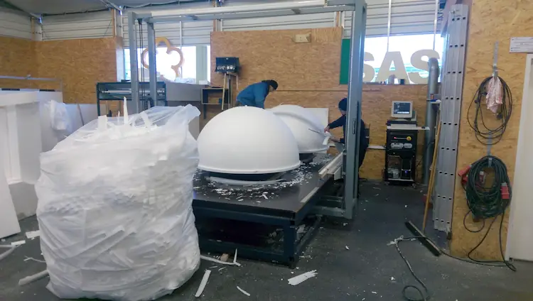 Our own rigid-foam production: cutting, milling and coating in practice